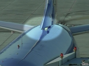 美波音737客機飛行中出現破洞緊急著陸 可從洞中看天空