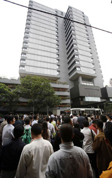 圖：印尼強(qiáng)震致數(shù)十人死亡 人們赤足奔逃