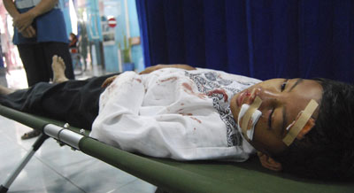 圖：印尼強(qiáng)震致數(shù)十人死亡 人們赤足奔逃