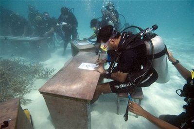 馬爾代夫召開世界首次“水下內(nèi)閣會議”