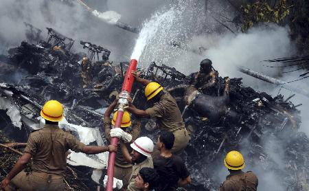 印航客機滑出跑道墜入山谷爆炸 159人死亡7人生還