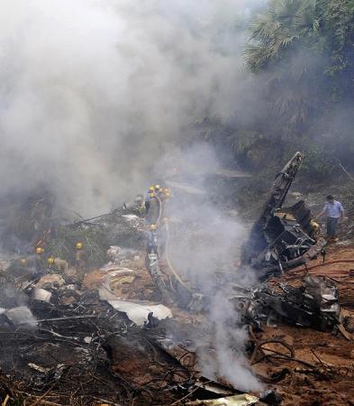 印航客機滑出跑道墜入山谷爆炸 159人死亡7人生還