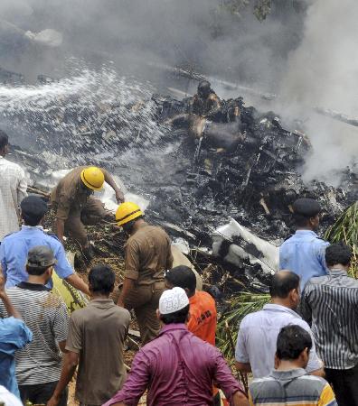 印航客機(jī)滑出跑道墜入山谷爆炸 159人死亡7人生還