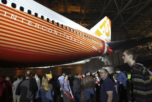 波音公司發布新型747-8洲際客機飛機