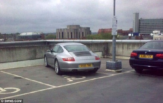 亂停車惹公憤 英網(wǎng)站曝光缺德豪華車司機(jī)