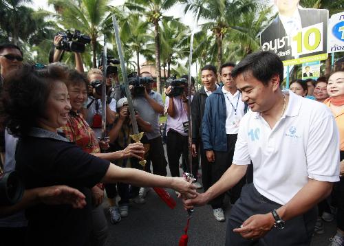 他信妹妹“攪亂”泰國團(tuán)結(jié)大選 總理阿披實發(fā)警告