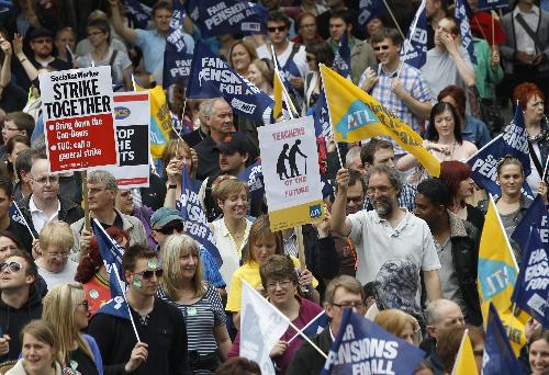 英國數十萬公共部門員工罷工抗議養老金改革