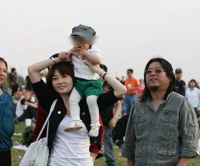高曉松妻子攜女昨晨獄中探視 中秋節(jié)三口團圓