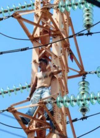 巴西醉漢爬高壓電塔揚(yáng)言自殺 致60萬(wàn)人受停電影響