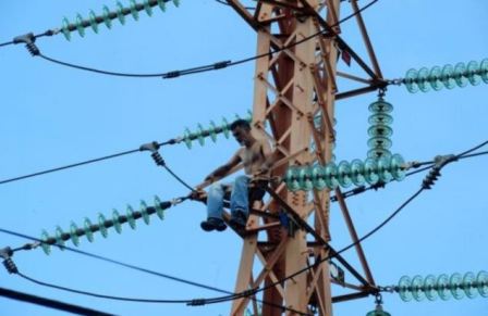 巴西醉漢爬高壓電塔揚(yáng)言自殺 致60萬(wàn)人受停電影響