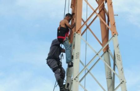 巴西醉漢爬高壓電塔揚(yáng)言自殺 致60萬(wàn)人受停電影響