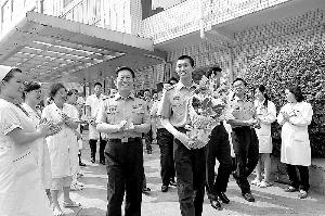 最美戰(zhàn)士康復出院 抬起受傷最重手臂敬軍禮