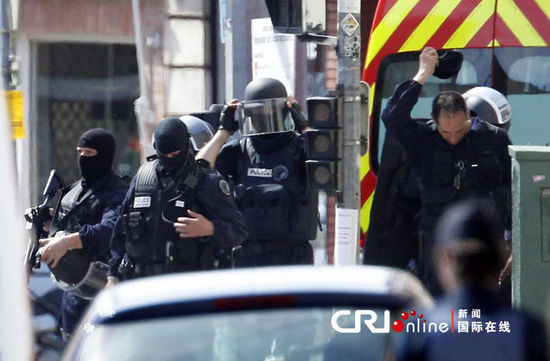 圖:法國警方逮捕在銀行劫持4名人質(zhì)男子