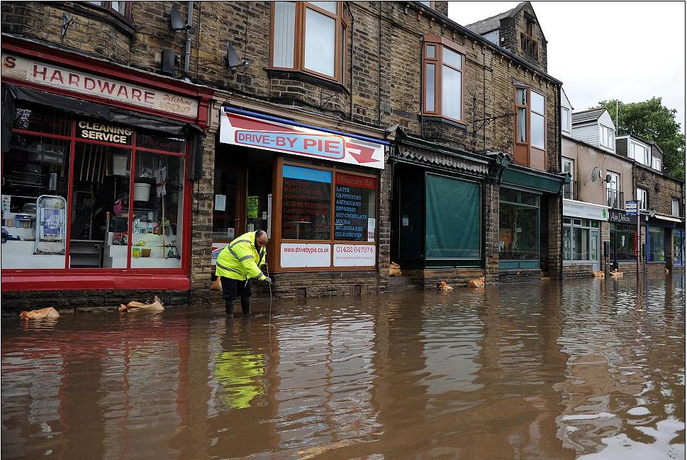 英國北部強降雨致數百棟房屋被淹 近百地區拉響洪水警報