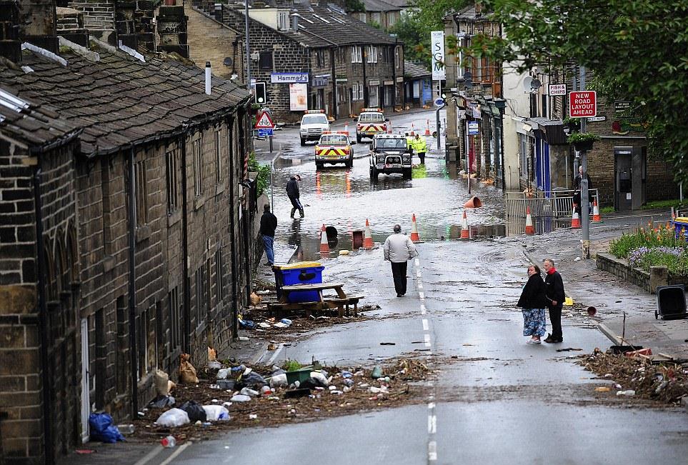 英國北部強降雨致數百棟房屋被淹 近百地區拉響洪水警報