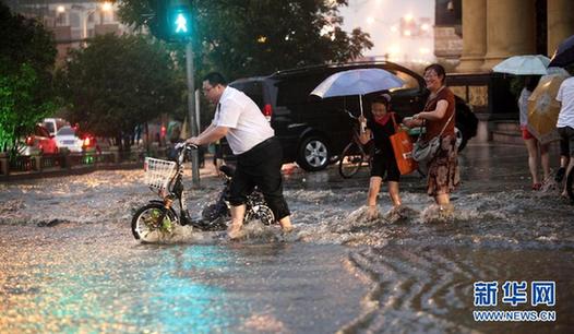 河南洛陽“白領哥”雨中助人走紅網絡