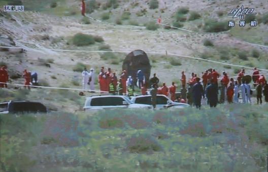 神九返回艙成功著陸　搜救人員進行開艙處置