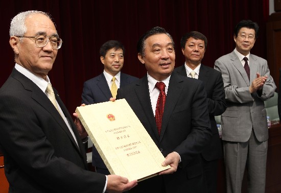 國(guó)新辦主任王晨為日本創(chuàng)價(jià)大學(xué)中國(guó)圖書(shū)館揭牌