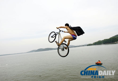 武漢極限運(yùn)動(dòng)愛(ài)好者“跳湖”度夏