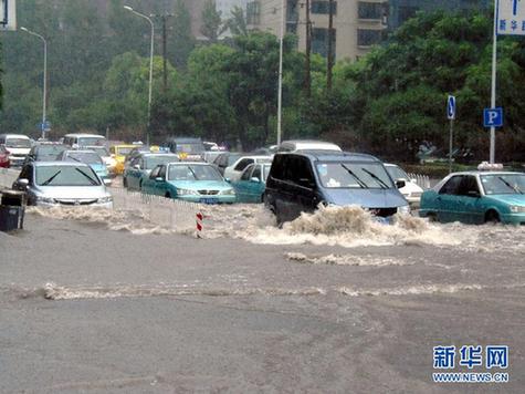 南方遭暴雨襲擊 城區可“看海”