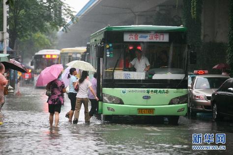 南方遭暴雨襲擊 城區(qū)可“看海”