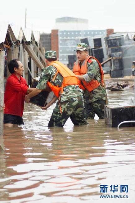 臺(tái)風(fēng)暴雨逼停京哈線70趟列車(chē) 沖鋒舟進(jìn)車(chē)站