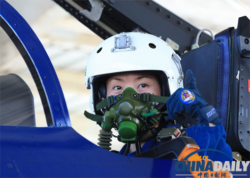 空軍女飛行員順利完成殲-10戰機首次單飛