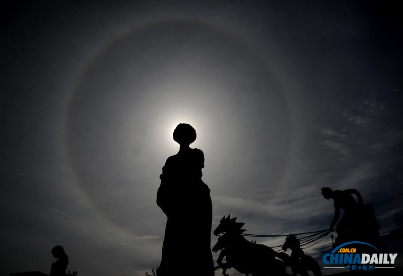山東棗莊天空現“日暈”天象 太陽戴上彩色項圈