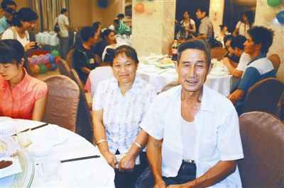 大學生打工掙錢助200農民工家庭七夕團聚 僅28對夫妻參加