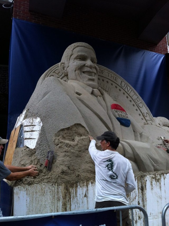 美大選新進(jìn)展：羅姆尼支持率略超對手 奧巴馬沙雕淋雨受損