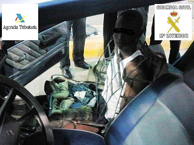偷渡男偽裝成汽車座椅入境 西班牙警察慧眼識“創意”