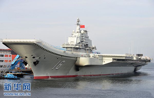 我國首艘航空母艦正式交付海軍 胡錦濤登艦視察