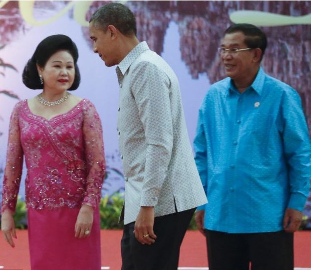 對(duì)奧巴馬不敬？美媒稱柬埔寨首相夫人行禮“留一手”
