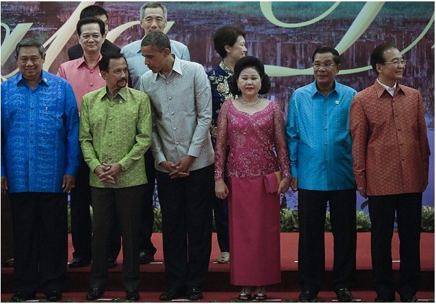 對奧巴馬不敬?美媒稱柬埔寨首相夫人行禮“留一手”