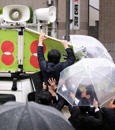 日本民主黨支持率持續萎縮 野田街頭演講險些摔下車