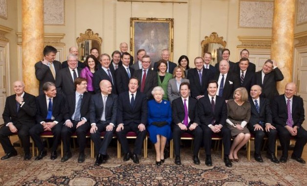 英女王打破200多年慣例出席內(nèi)閣會議 獲贈60個(gè)餐具墊