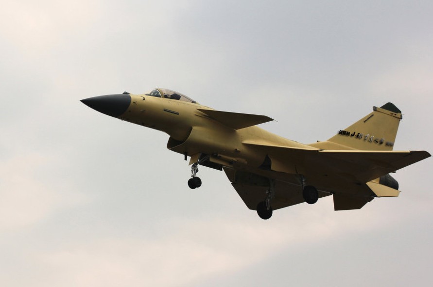 組圖：網友拍國產殲10B戰機近期頻繁滑跑試飛