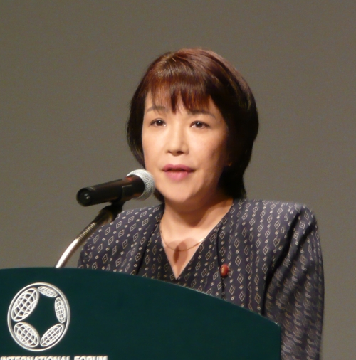 安倍正式出任日本新首相 女性任高級助手、新防衛大臣對華強硬