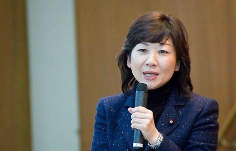 安倍正式出任日本新首相 女性任高級助手、新防衛大臣對華強硬
