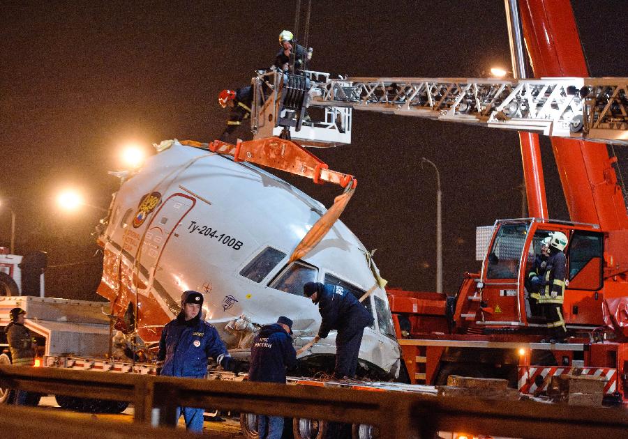 俄客機降落時沖出跑道斷裂至少4人死亡 或駕駛員失誤所致