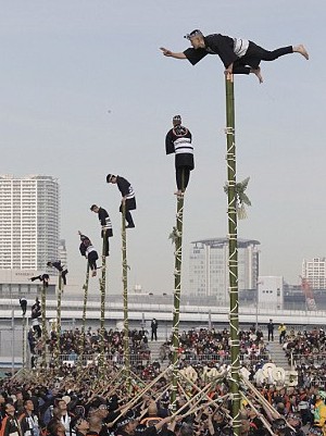 東京消防廳新年演習 高空竹梯演繹“日本style”