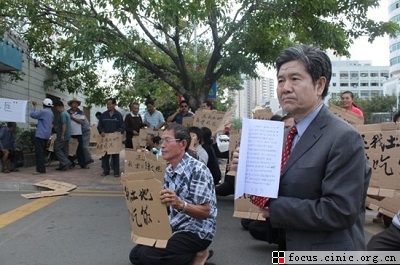 三亞農民土地被強占22年 法學教授跪地請愿