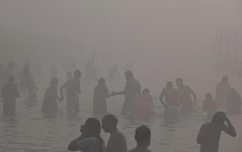 印度教徒歡慶大壺節 千萬人集體沐浴望洗滌罪過