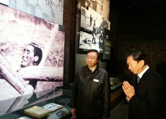 鳩山由紀夫參觀南京大屠殺遇難同胞紀念館
