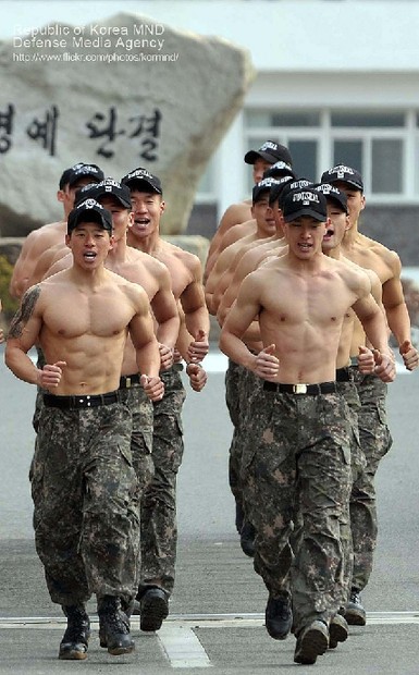 韓國海軍精銳水下爆破隊(duì)曝光 隊(duì)員個(gè)個(gè)是肌肉男