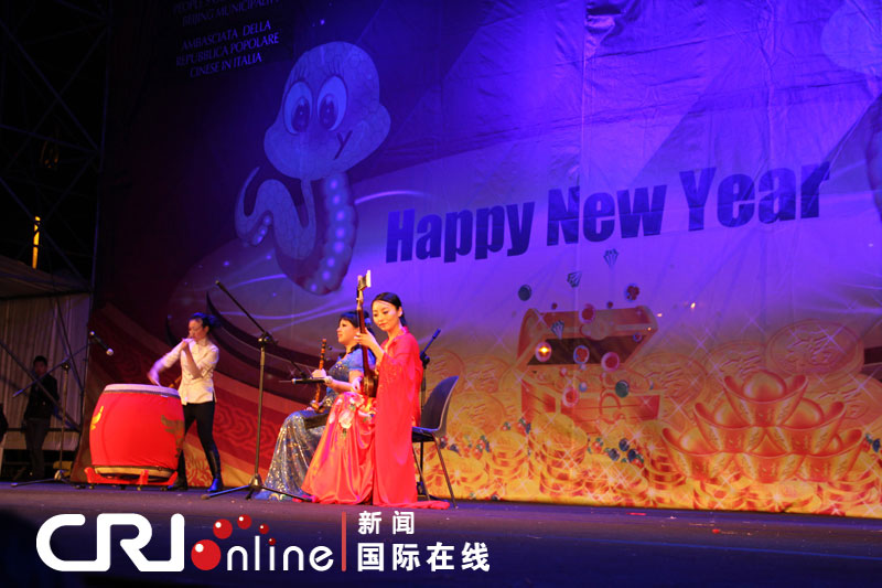 “歡樂(lè)春節(jié)”響徹羅馬 焰火表演照亮斗獸場(chǎng)