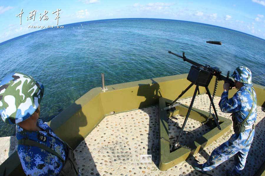高清：駐永暑礁部隊(duì)用重機(jī)槍艦炮對(duì)海攻擊演練