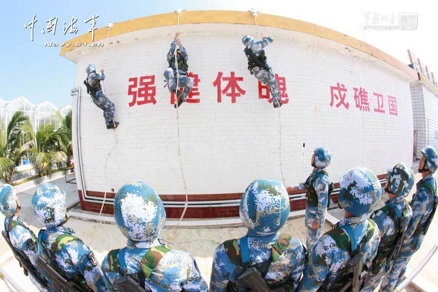 高清：駐永暑礁部隊(duì)用重機(jī)槍艦炮對(duì)海攻擊演練