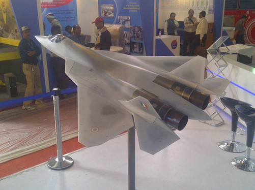 印度展示國產機身加長版中型五代戰機方案