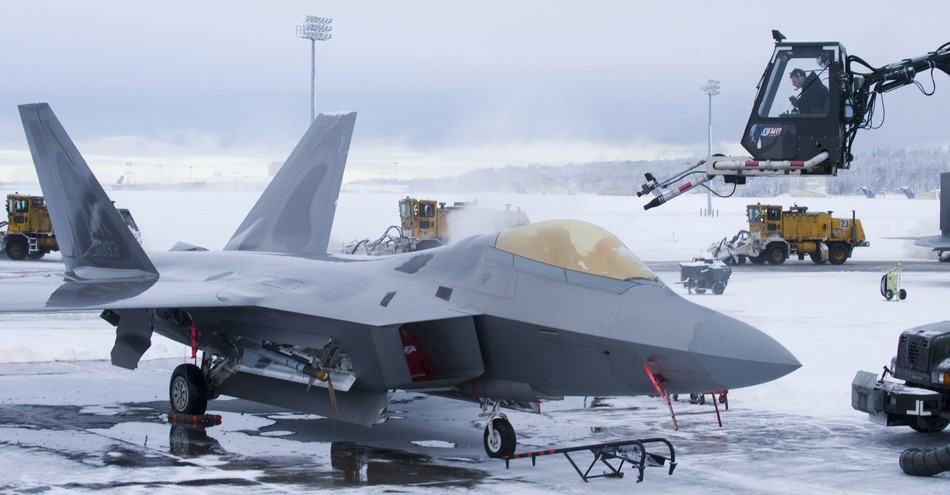 美軍最昂貴隱形戰機大雪天屋外挨凍